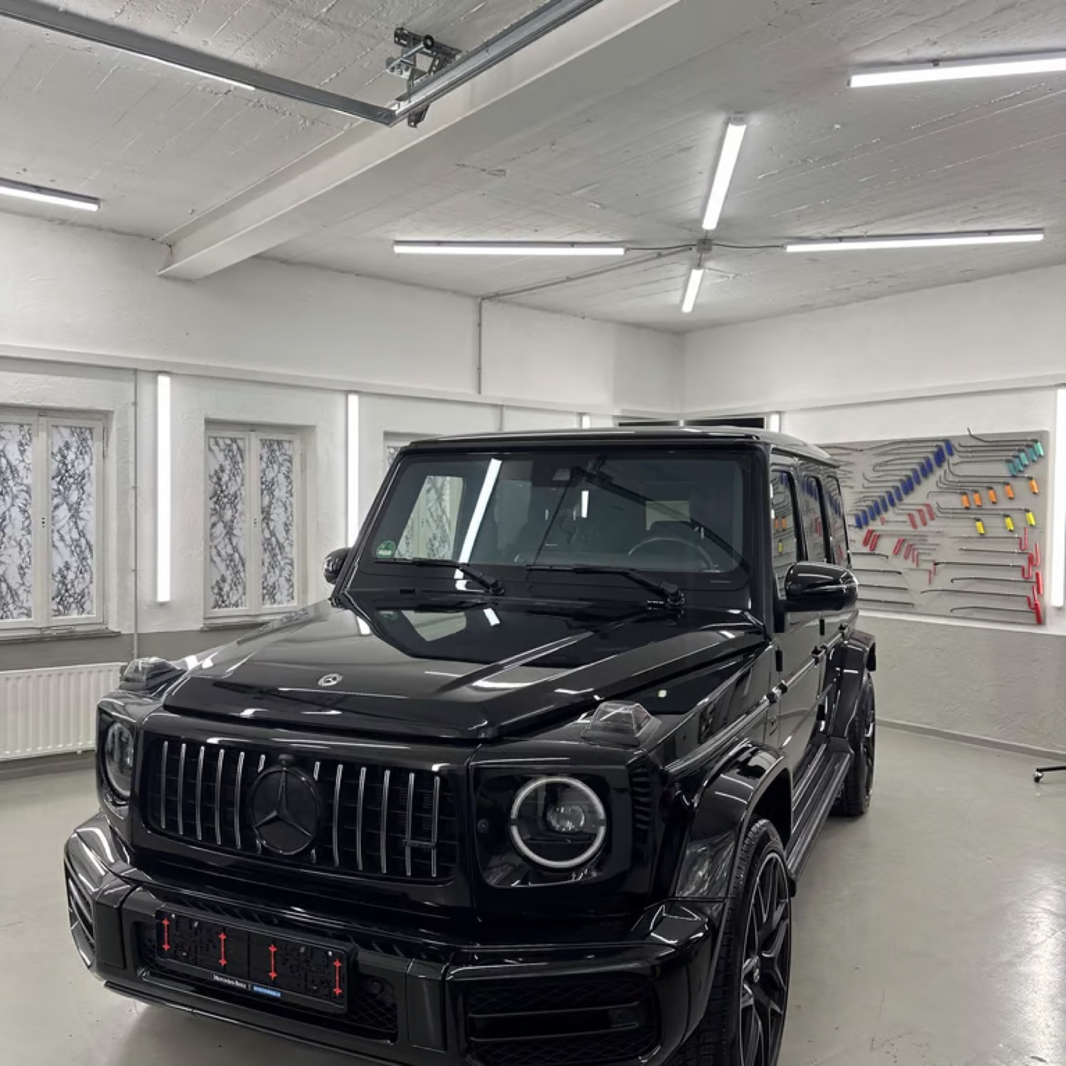 Dunkle Limousine im Spotlight mit tiefem Lackglanz